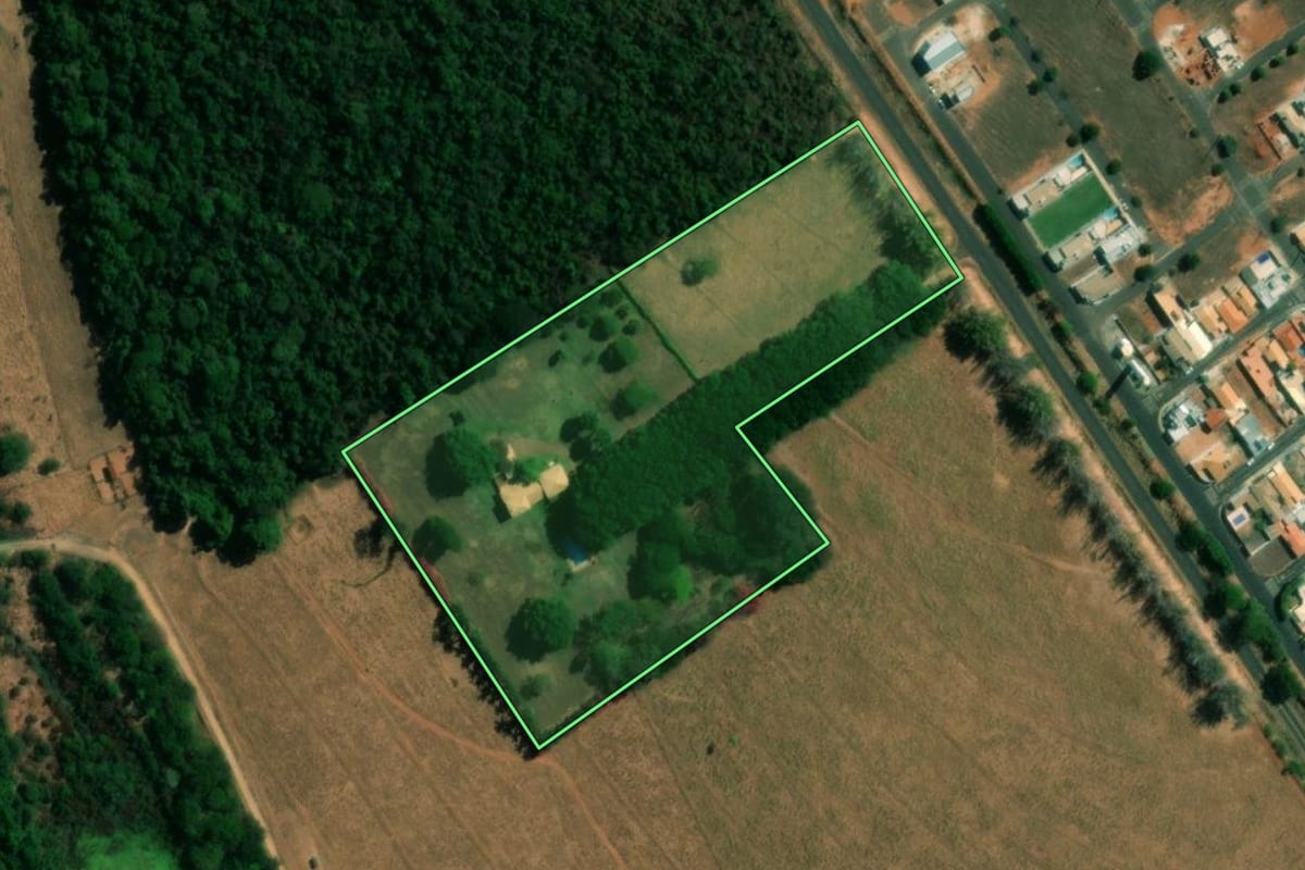 Imagem de satélite do imóvel rural em Novo Horizonte (SP), com o contorno declarado no CAR desenhado por cima.