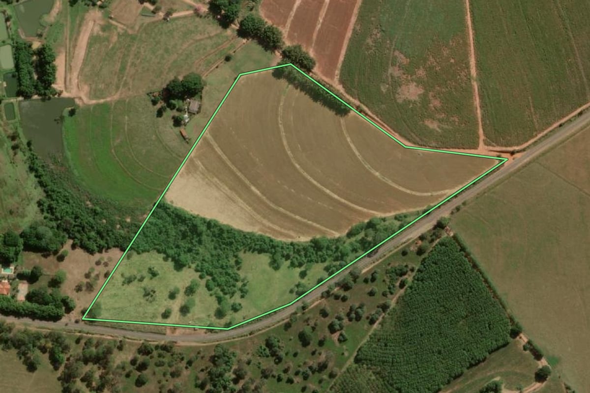 Imagem de satélite do imóvel rural em Novo Horizonte (SP), com o contorno declarado no CAR desenhado por cima.