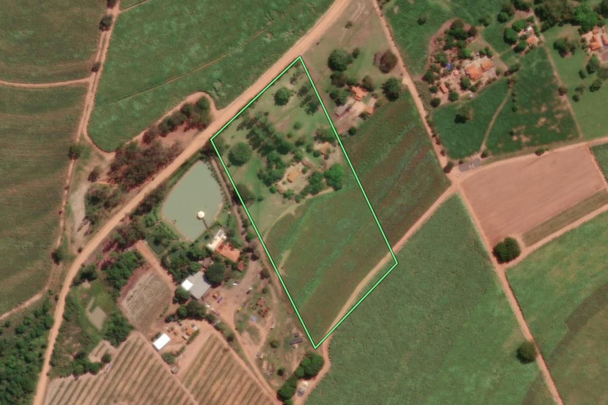 Imagem de satélite do imóvel rural em Novo Horizonte (SP), com o contorno declarado no CAR desenhado por cima.
