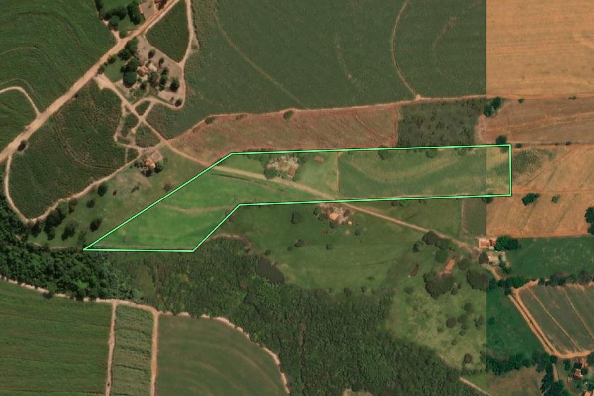 Imagem de satélite do imóvel rural em Novo Horizonte (SP), com o contorno declarado no CAR desenhado por cima.