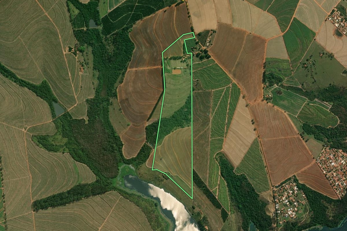 Imagem de satélite do imóvel rural em Novo Horizonte (SP), com o contorno declarado no CAR desenhado por cima.