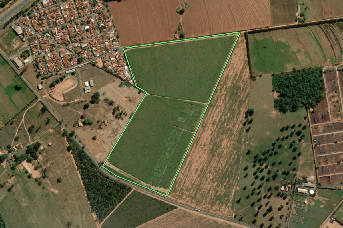 Imagem de satélite do imóvel rural em Novo Horizonte (SP), com o contorno declarado no CAR desenhado por cima.