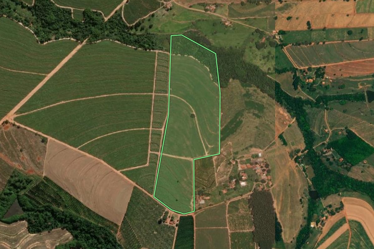 Imagem de satélite do imóvel rural em Novo Horizonte (SP), com o contorno declarado no CAR desenhado por cima.