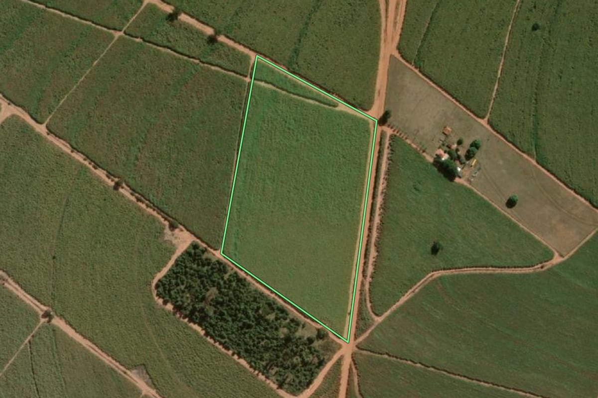 Imagem de satélite do imóvel rural em Novo Horizonte (SP), com o contorno declarado no CAR desenhado por cima.
