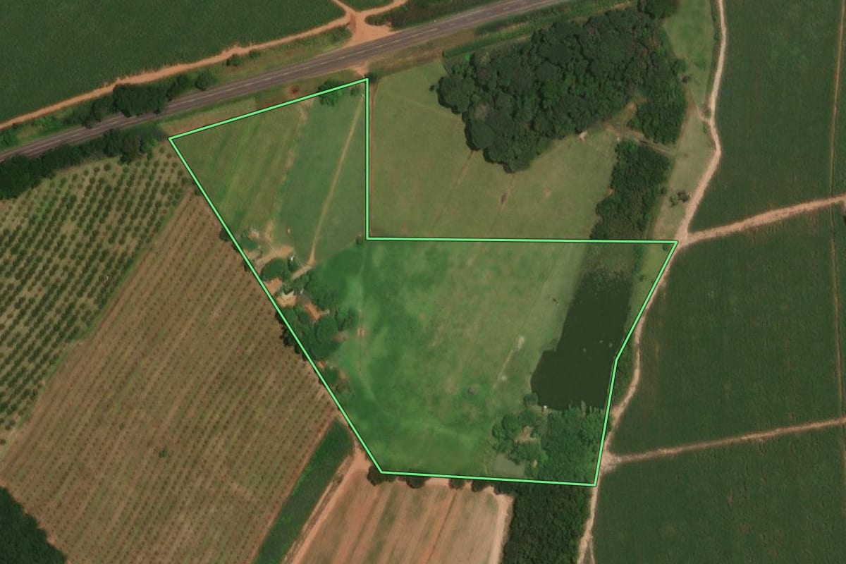 Imagem de satélite do imóvel rural em Novo Horizonte (SP), com o contorno declarado no CAR desenhado por cima.