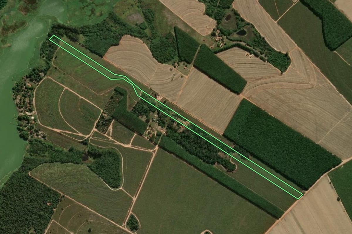 Imagem de satélite do imóvel rural em Novo Horizonte (SP), com o contorno declarado no CAR desenhado por cima.