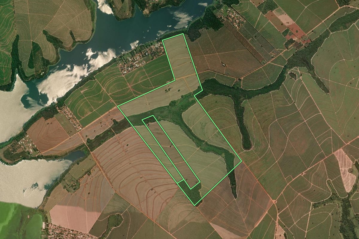 Imagem de satélite do imóvel rural em Novo Horizonte (SP), com o contorno declarado no CAR desenhado por cima.