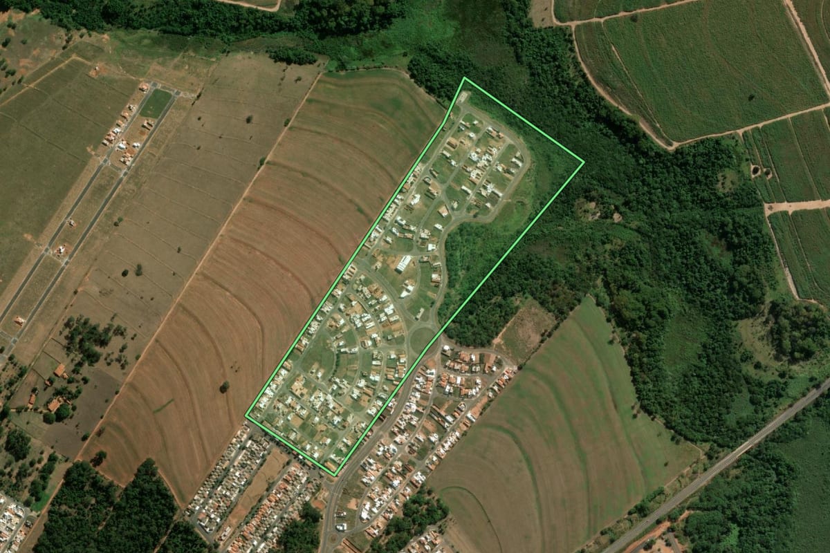 Imagem de satélite do imóvel rural em Novo Horizonte (SP), com o contorno declarado no CAR desenhado por cima.