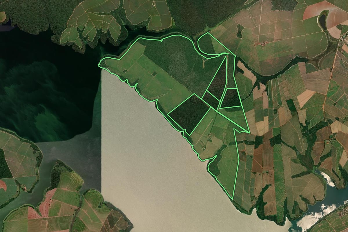 Imagem de satélite do imóvel rural em Novo Horizonte (SP), com o contorno declarado no CAR desenhado por cima.