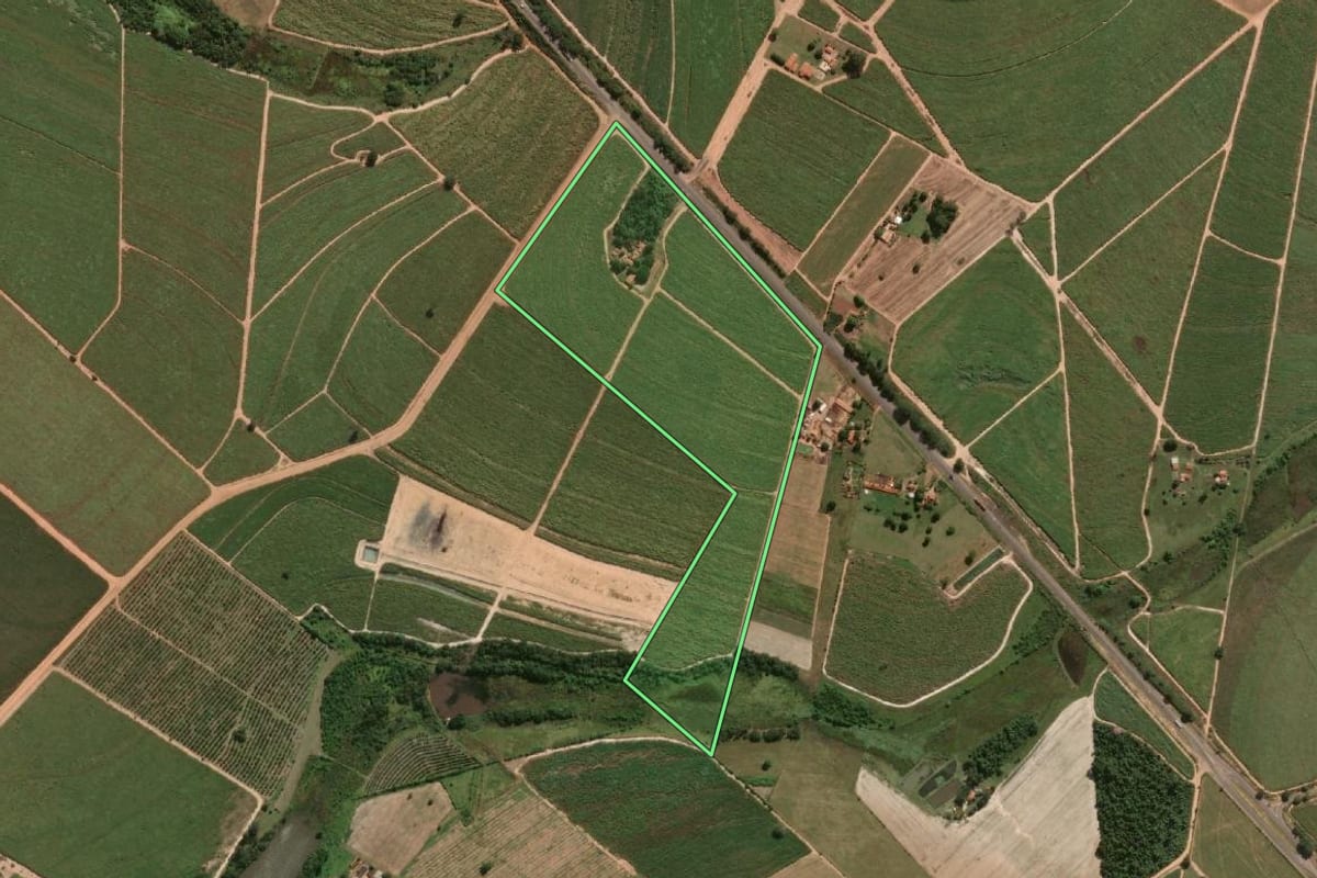 Imagem de satélite do imóvel rural em Novo Horizonte (SP), com o contorno declarado no CAR desenhado por cima.