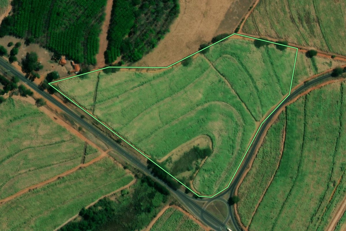 Imagem de satélite do imóvel rural em Novo Horizonte (SP), com o contorno declarado no CAR desenhado por cima.