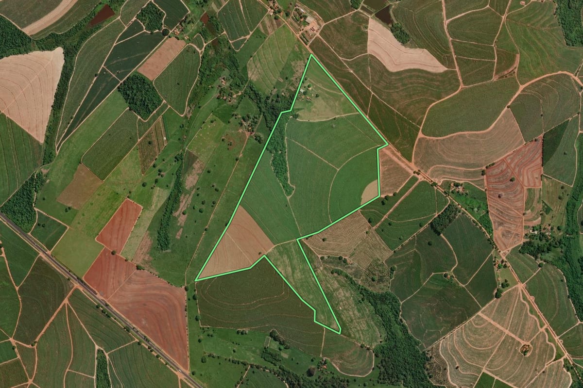 Imagem de satélite do imóvel rural em Novo Horizonte (SP), com o contorno declarado no CAR desenhado por cima.