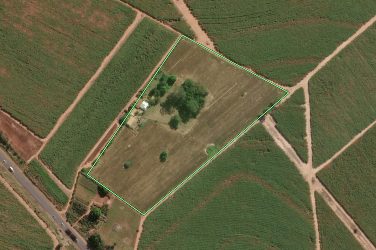 Imagem de satélite do imóvel rural em Novo Horizonte (SP), com o contorno declarado no CAR desenhado por cima.