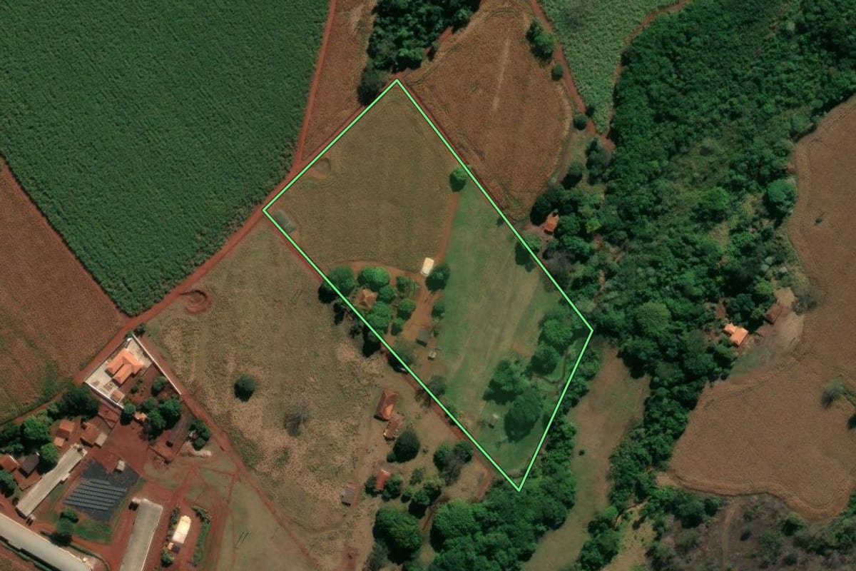 Imagem de satélite do imóvel rural em Nuporanga (SP), com o contorno declarado no CAR desenhado por cima.