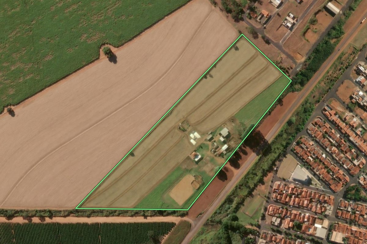 Imagem de satélite do imóvel rural em Nuporanga (SP), com o contorno declarado no CAR desenhado por cima.