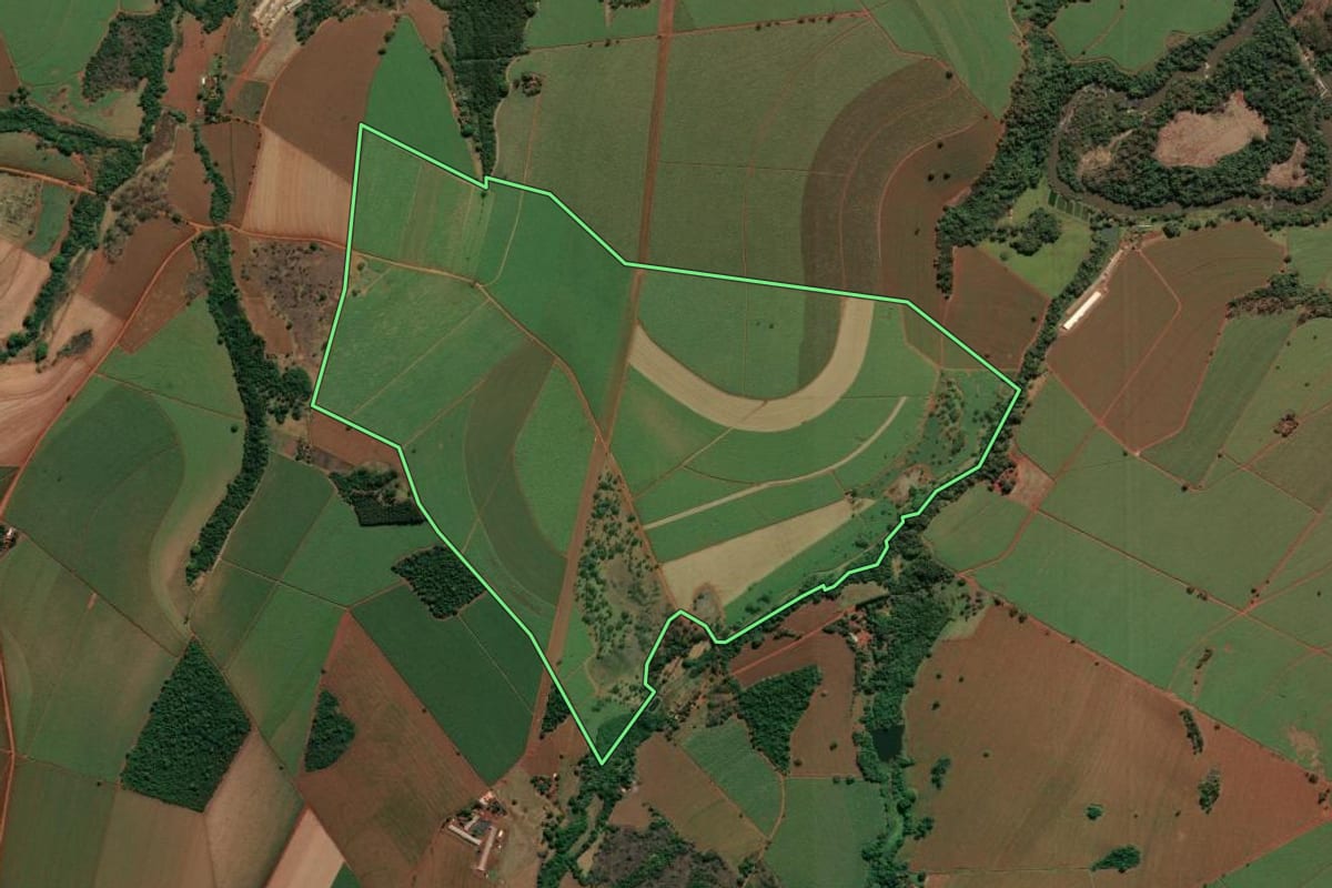 Imagem de satélite do imóvel rural em Nuporanga (SP), com o contorno declarado no CAR desenhado por cima.
