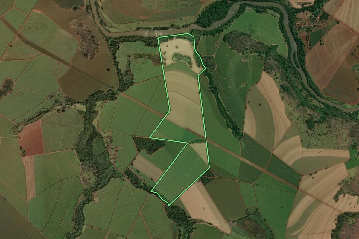 Imagem de satélite do imóvel rural em Nuporanga (SP), com o contorno declarado no CAR desenhado por cima.