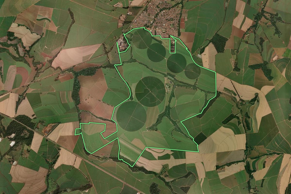 Imagem de satélite do imóvel rural em Nuporanga (SP), com o contorno declarado no CAR desenhado por cima.