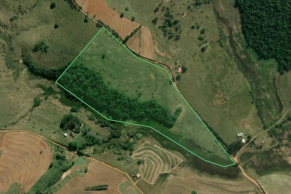 Imagem de satélite do imóvel rural em Ocauçu (SP), com o contorno declarado no CAR desenhado por cima.