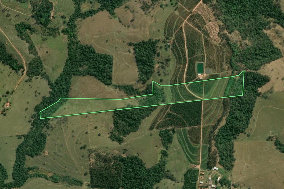 Imagem de satélite do imóvel rural em Ocauçu (SP), com o contorno declarado no CAR desenhado por cima.