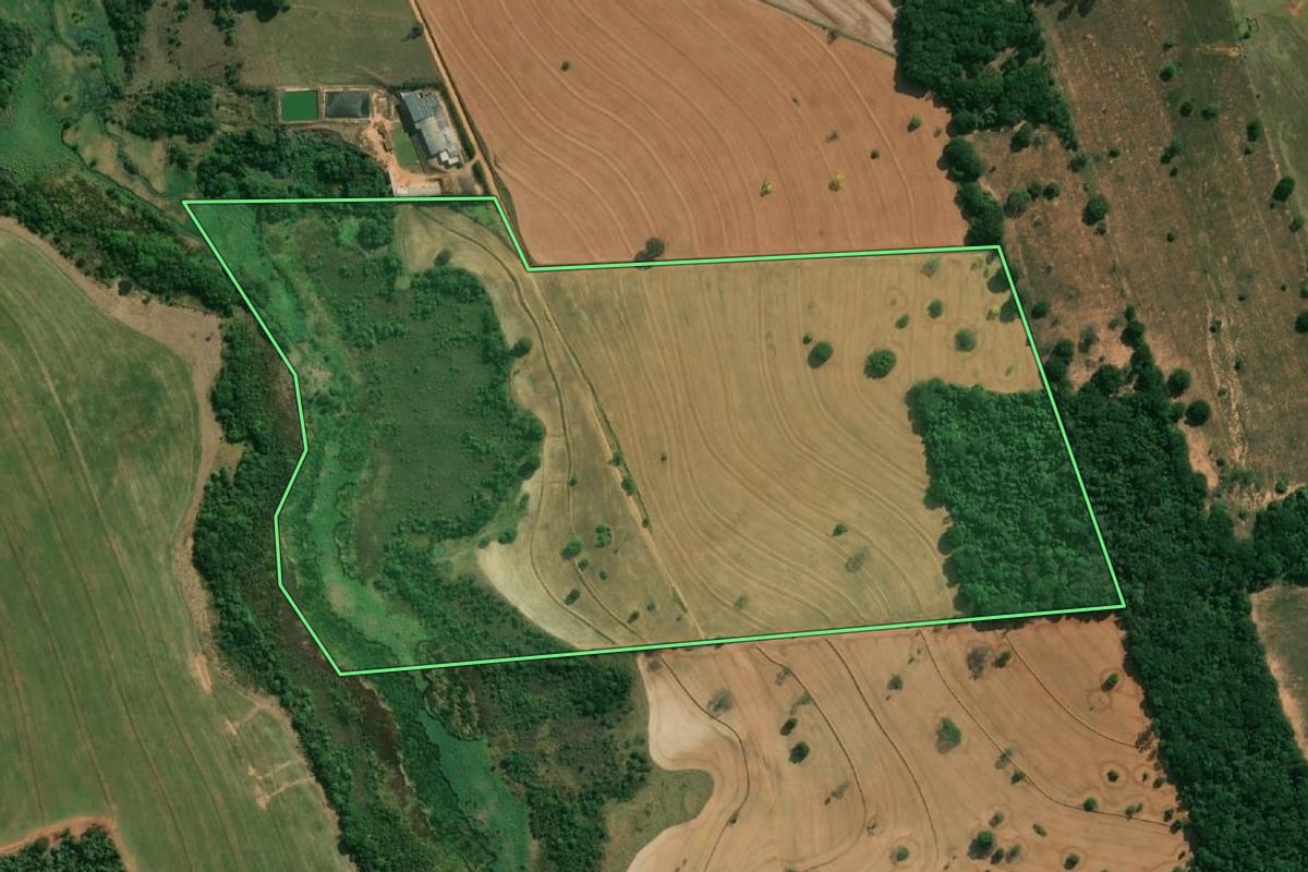Imagem de satélite do imóvel rural em Ocauçu (SP), com o contorno declarado no CAR desenhado por cima.