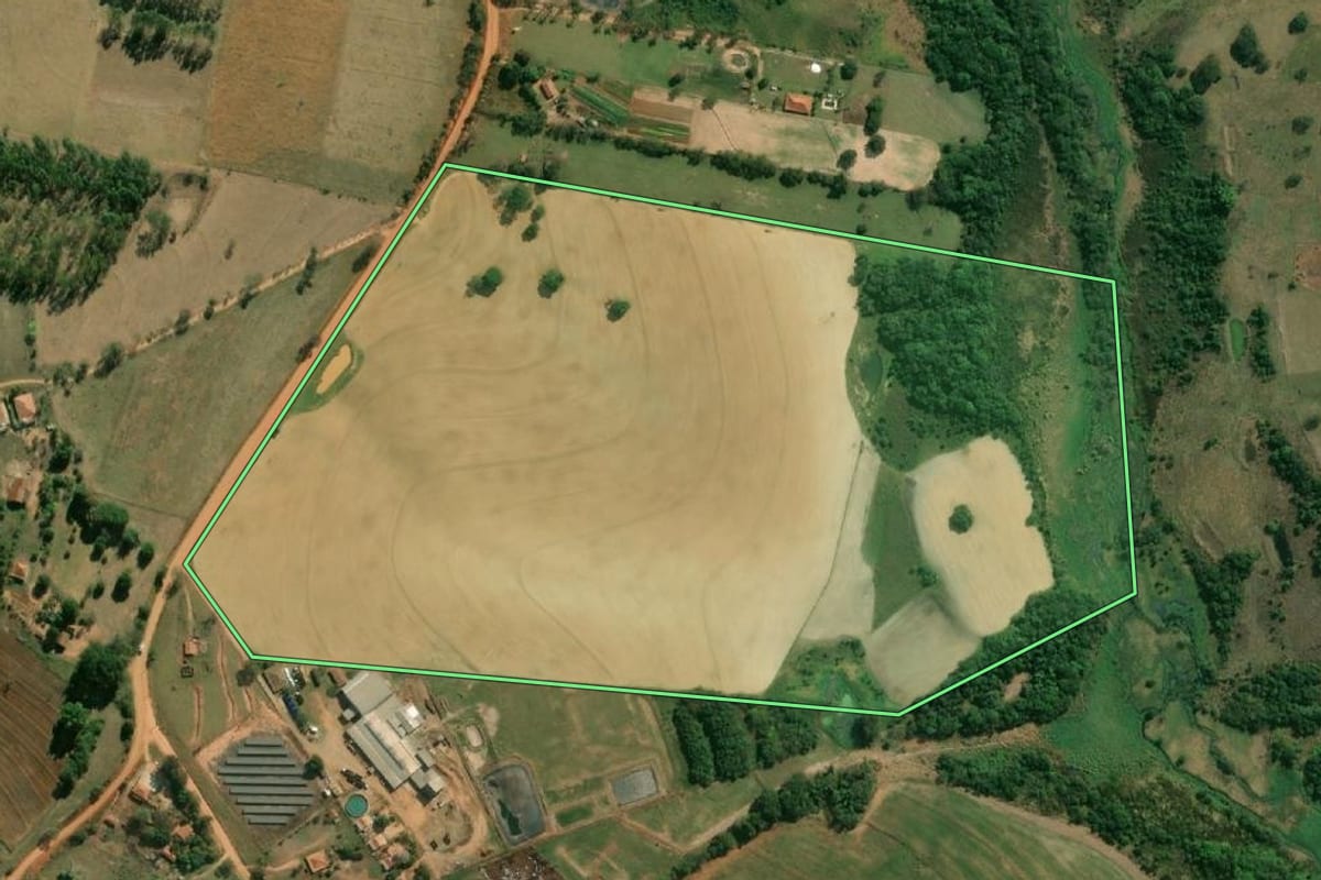 Imagem de satélite do imóvel rural em Ocauçu (SP), com o contorno declarado no CAR desenhado por cima.