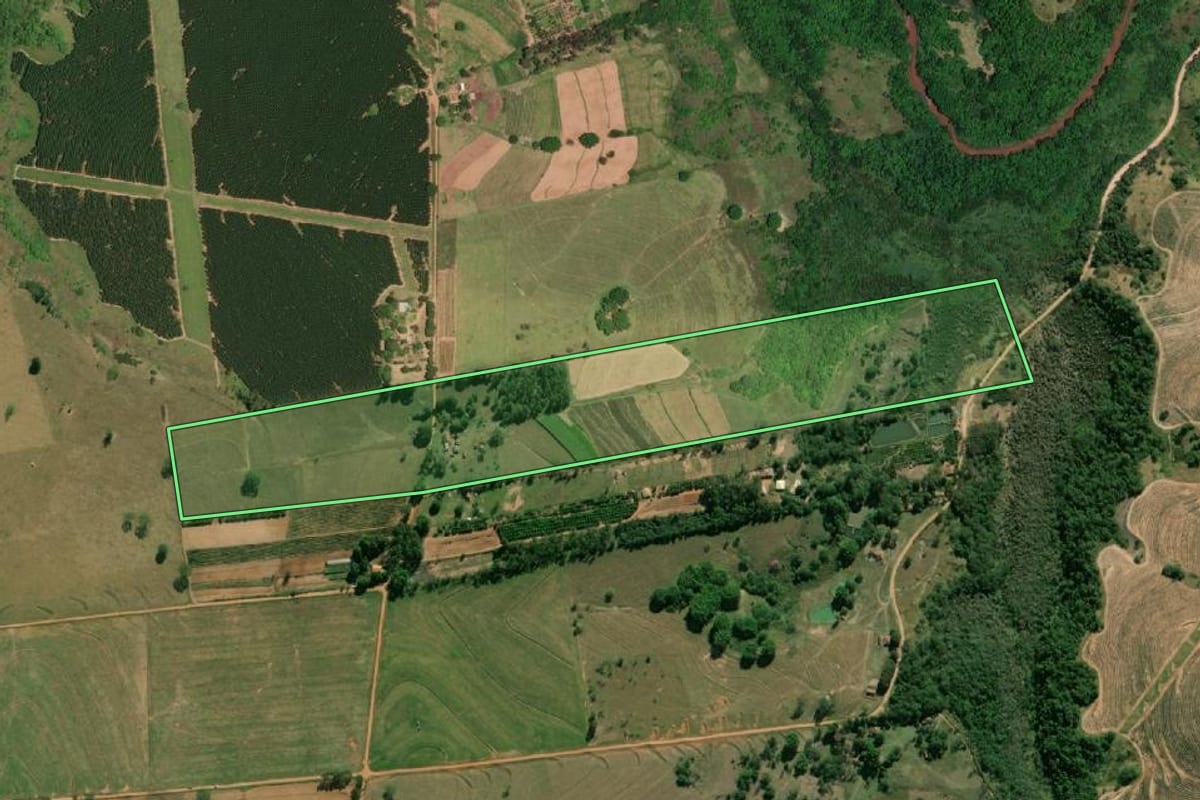 Imagem de satélite do imóvel rural em Ocauçu (SP), com o contorno declarado no CAR desenhado por cima.