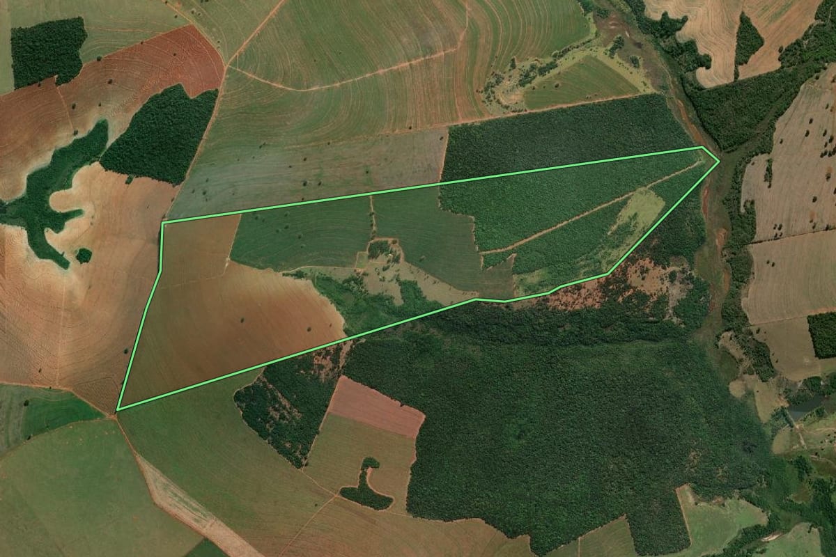 Imagem de satélite do imóvel rural em Ocauçu (SP), com o contorno declarado no CAR desenhado por cima.