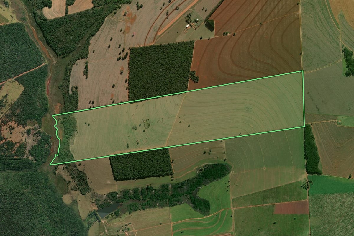Imagem de satélite do imóvel rural em Ocauçu (SP), com o contorno declarado no CAR desenhado por cima.