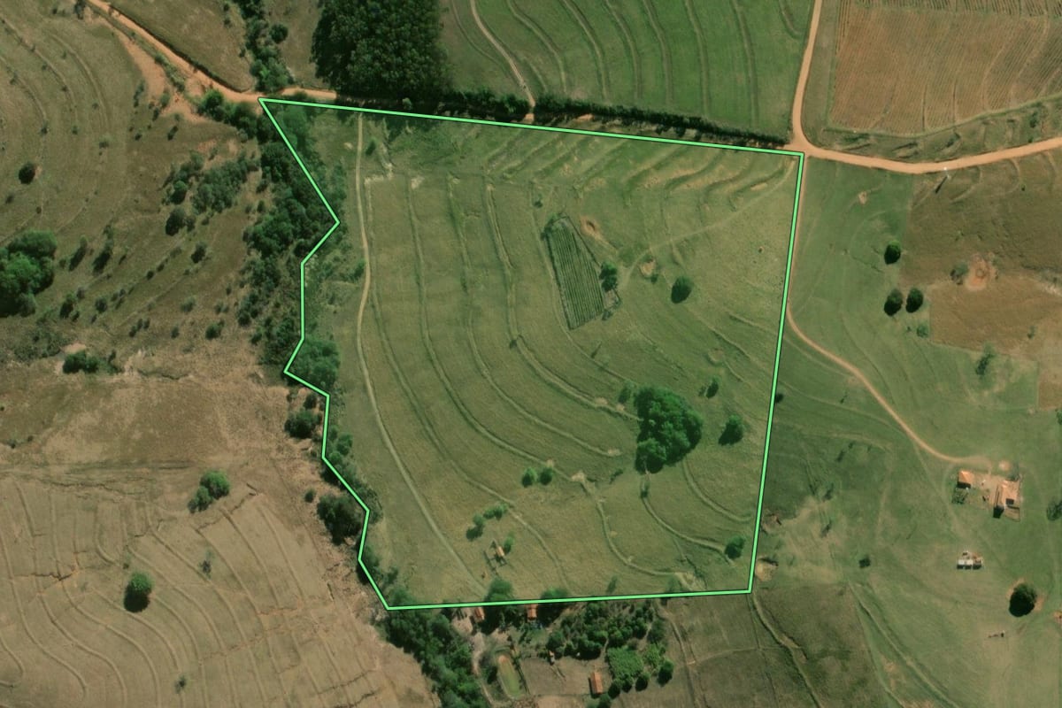 Imagem de satélite do imóvel rural em Ocauçu (SP), com o contorno declarado no CAR desenhado por cima.