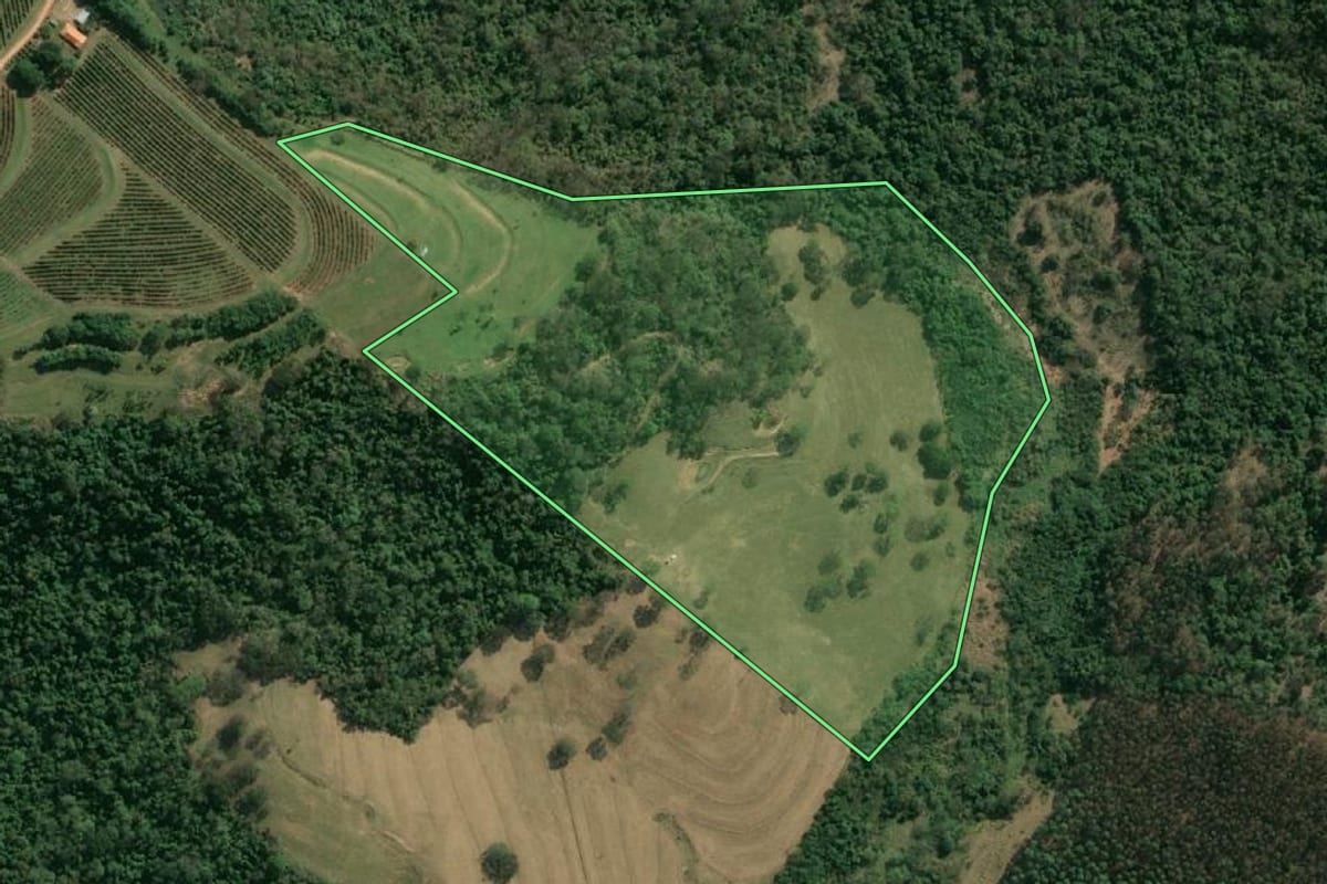Imagem de satélite do imóvel rural em Ocauçu (SP), com o contorno declarado no CAR desenhado por cima.