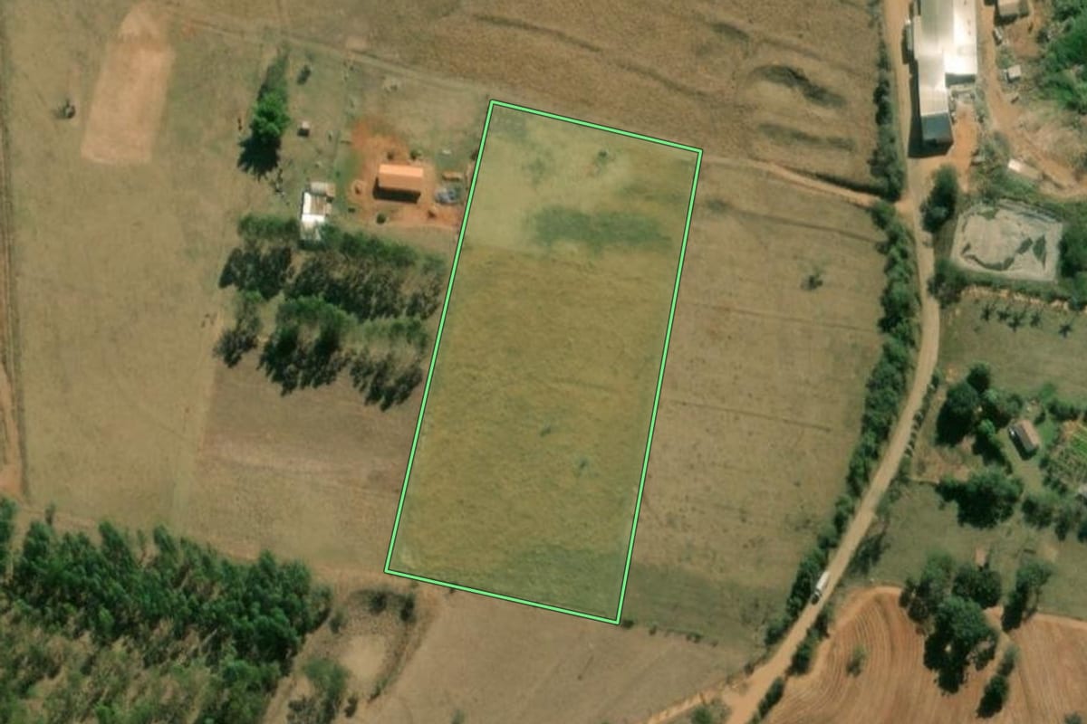 Imagem de satélite do imóvel rural em Ocauçu (SP), com o contorno declarado no CAR desenhado por cima.
