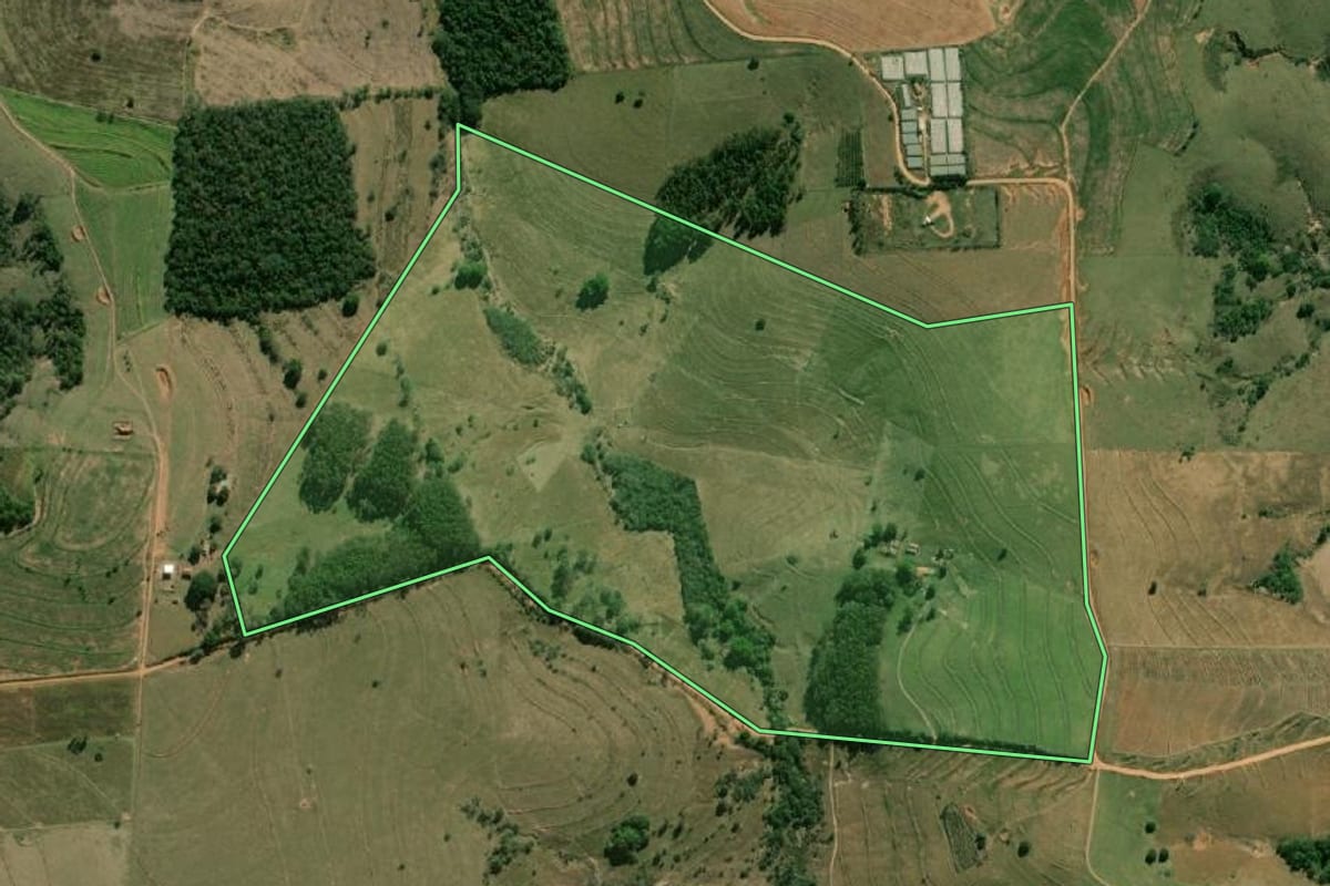Imagem de satélite do imóvel rural em Ocauçu (SP), com o contorno declarado no CAR desenhado por cima.