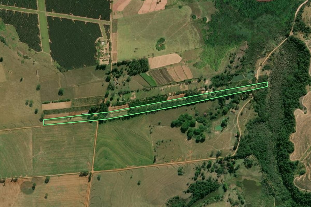 Imagem de satélite do imóvel rural em Ocauçu (SP), com o contorno declarado no CAR desenhado por cima.