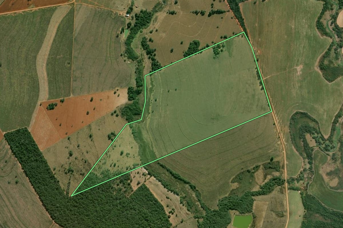 Imagem de satélite do imóvel rural em Ocauçu (SP), com o contorno declarado no CAR desenhado por cima.
