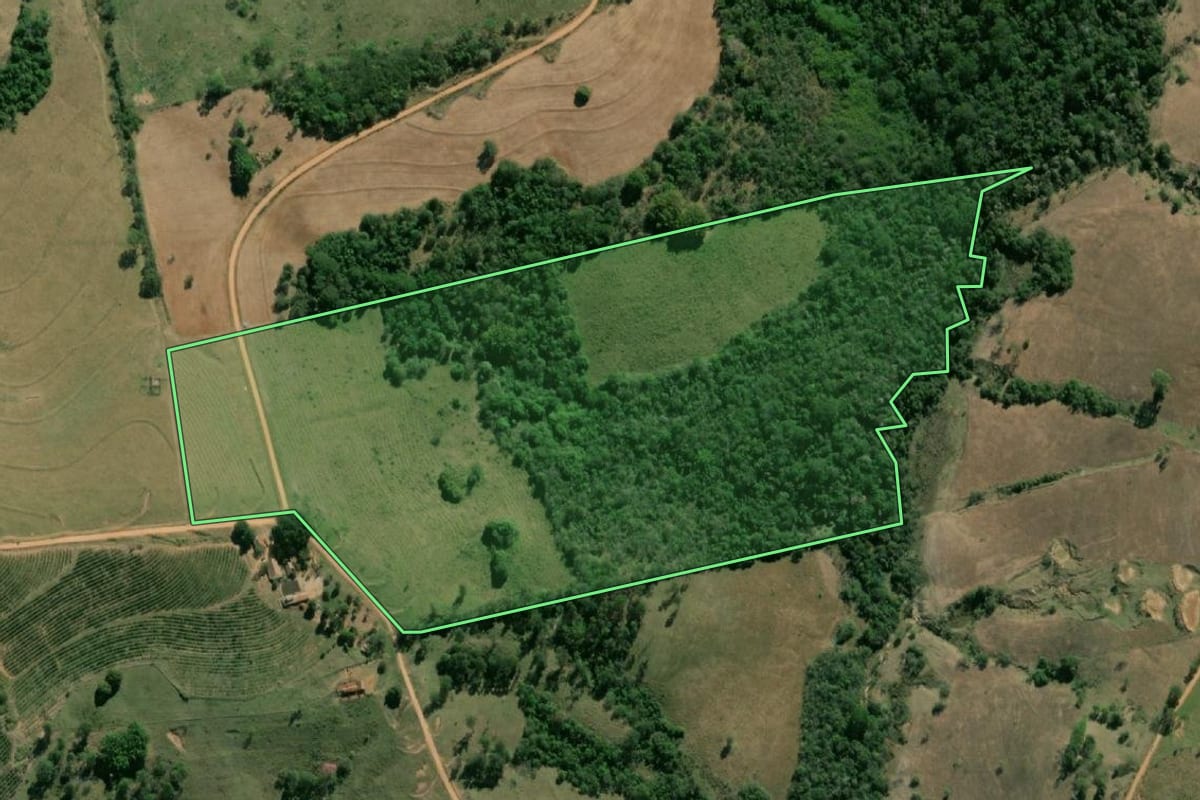 Imagem de satélite do imóvel rural em Ocauçu (SP), com o contorno declarado no CAR desenhado por cima.