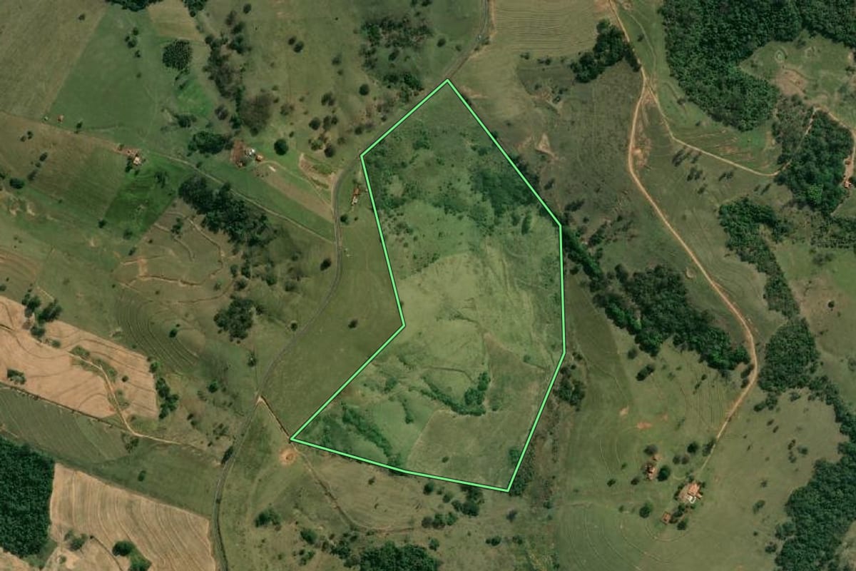 Imagem de satélite do imóvel rural em Ocauçu (SP), com o contorno declarado no CAR desenhado por cima.