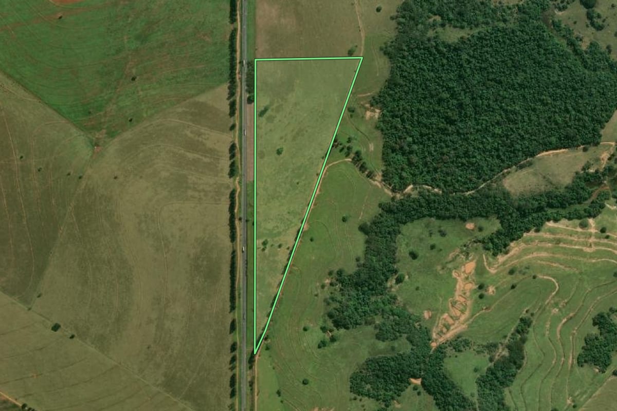 Imagem de satélite do imóvel rural em Ocauçu (SP), com o contorno declarado no CAR desenhado por cima.