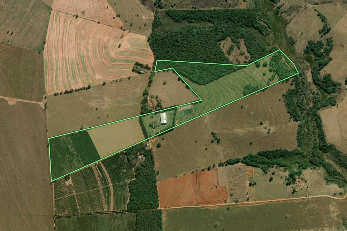 Imagem de satélite do imóvel rural em Ocauçu (SP), com o contorno declarado no CAR desenhado por cima.