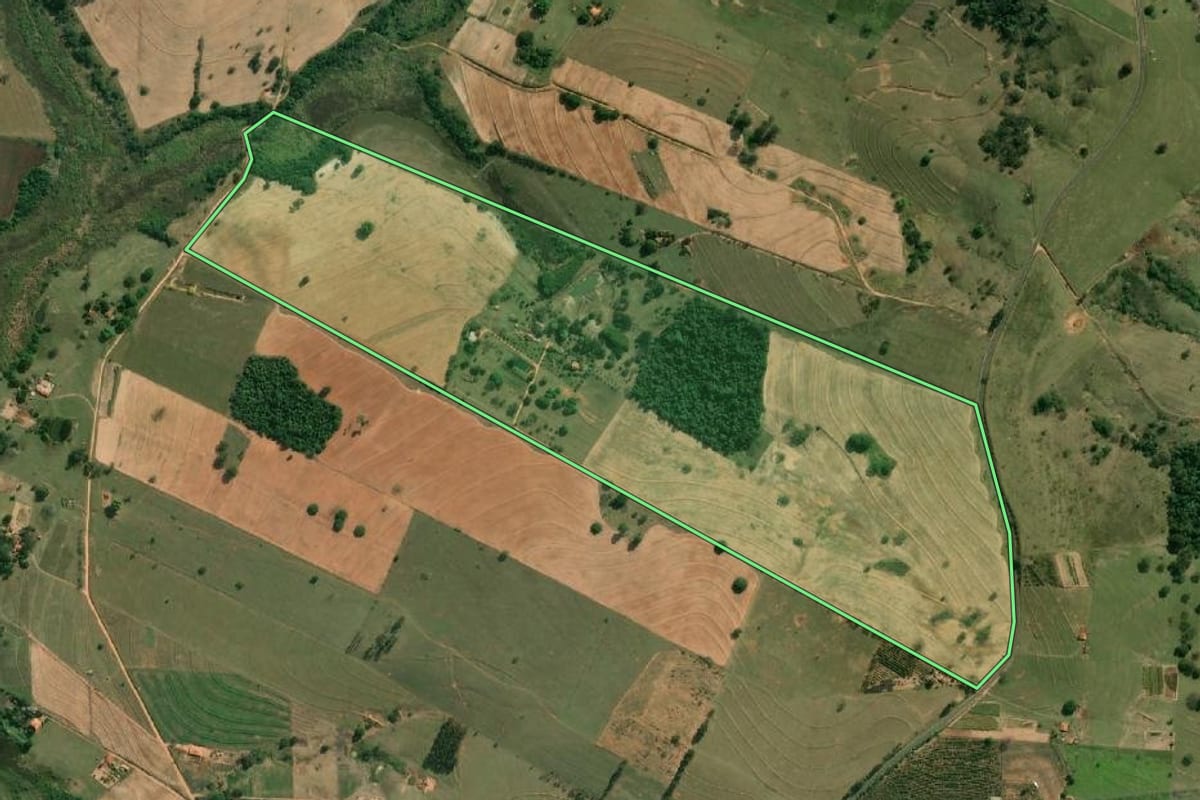 Imagem de satélite do imóvel rural em Ocauçu (SP), com o contorno declarado no CAR desenhado por cima.