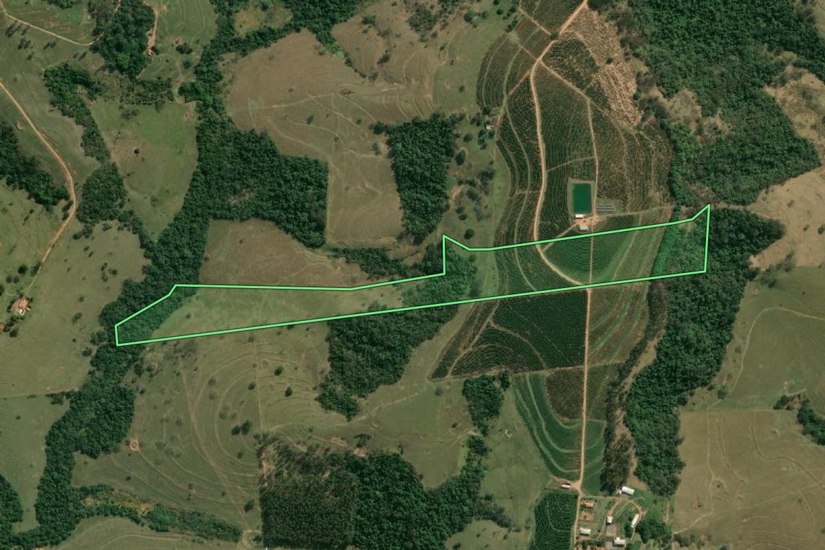 Imagem de satélite do imóvel rural em Ocauçu (SP), com o contorno declarado no CAR desenhado por cima.
