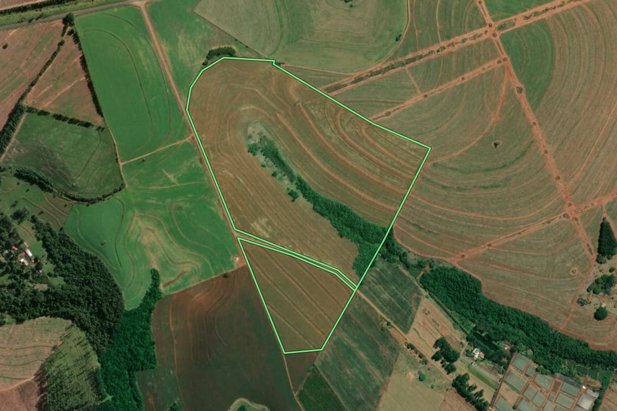 Imagem de satélite do imóvel rural em Óleo (SP), com o contorno declarado no CAR desenhado por cima.