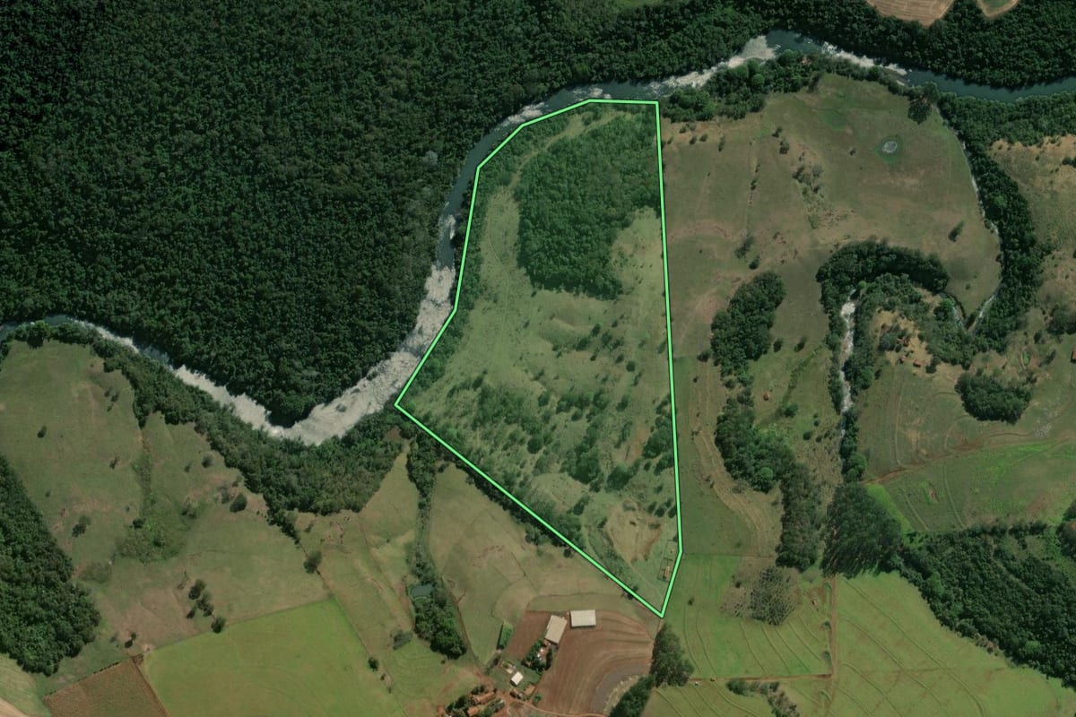 Imagem de satélite do imóvel rural em Óleo (SP), com o contorno declarado no CAR desenhado por cima.