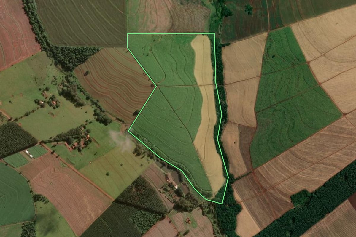 Imagem de satélite do imóvel rural em Óleo (SP), com o contorno declarado no CAR desenhado por cima.