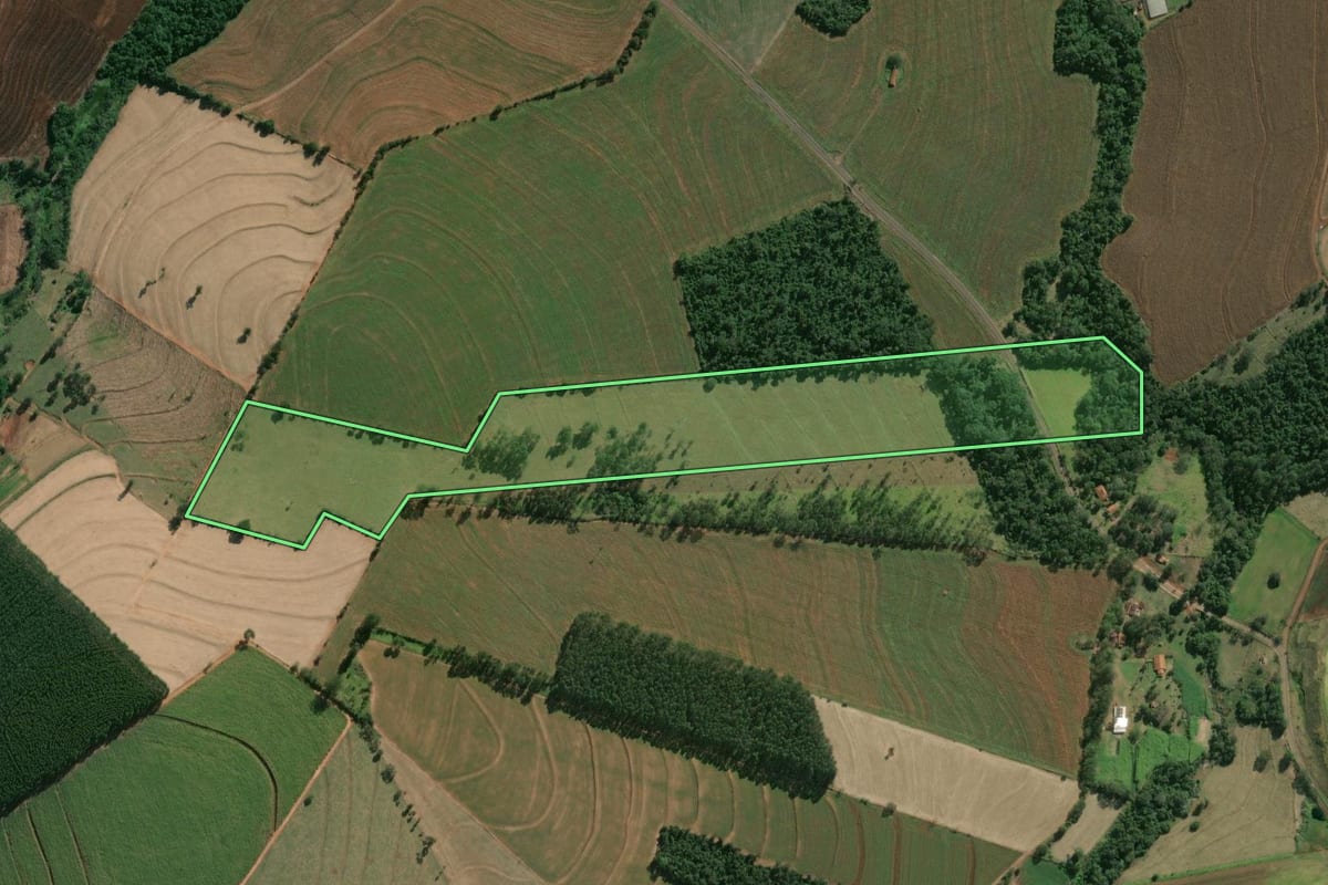 Imagem de satélite do imóvel rural em Óleo (SP), com o contorno declarado no CAR desenhado por cima.
