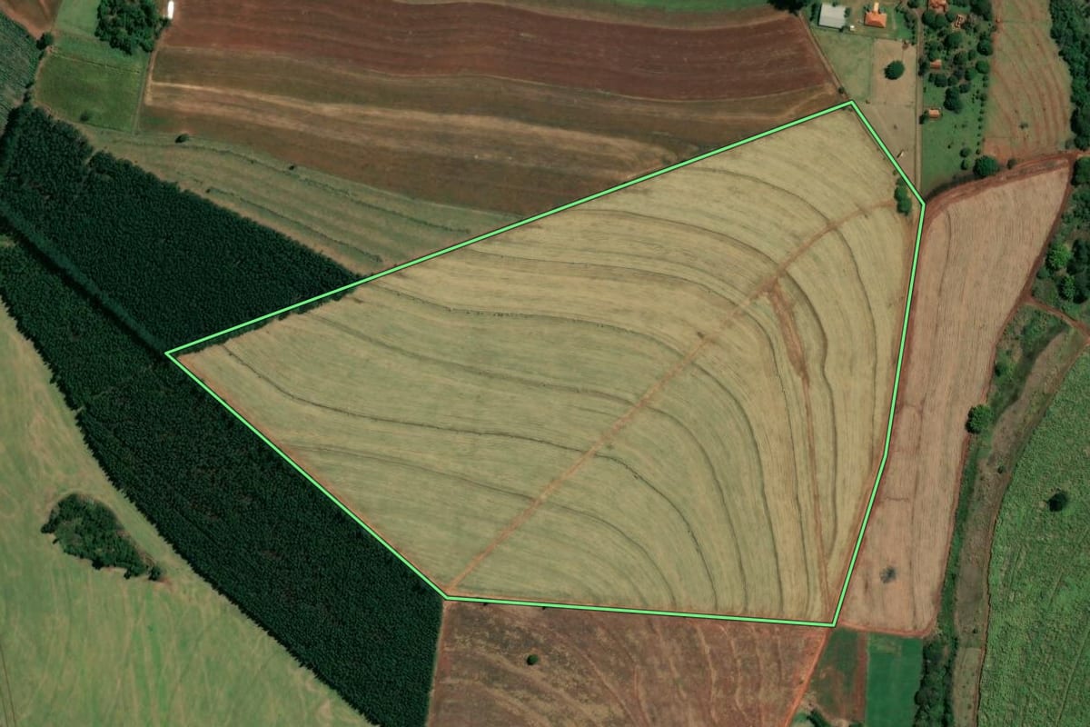 Imagem de satélite do imóvel rural em Óleo (SP), com o contorno declarado no CAR desenhado por cima.