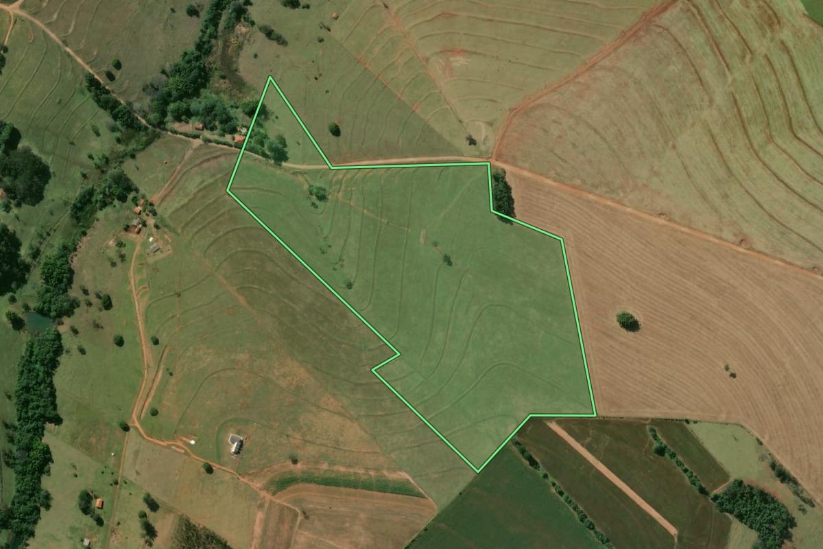 Imagem de satélite do imóvel rural em Óleo (SP), com o contorno declarado no CAR desenhado por cima.