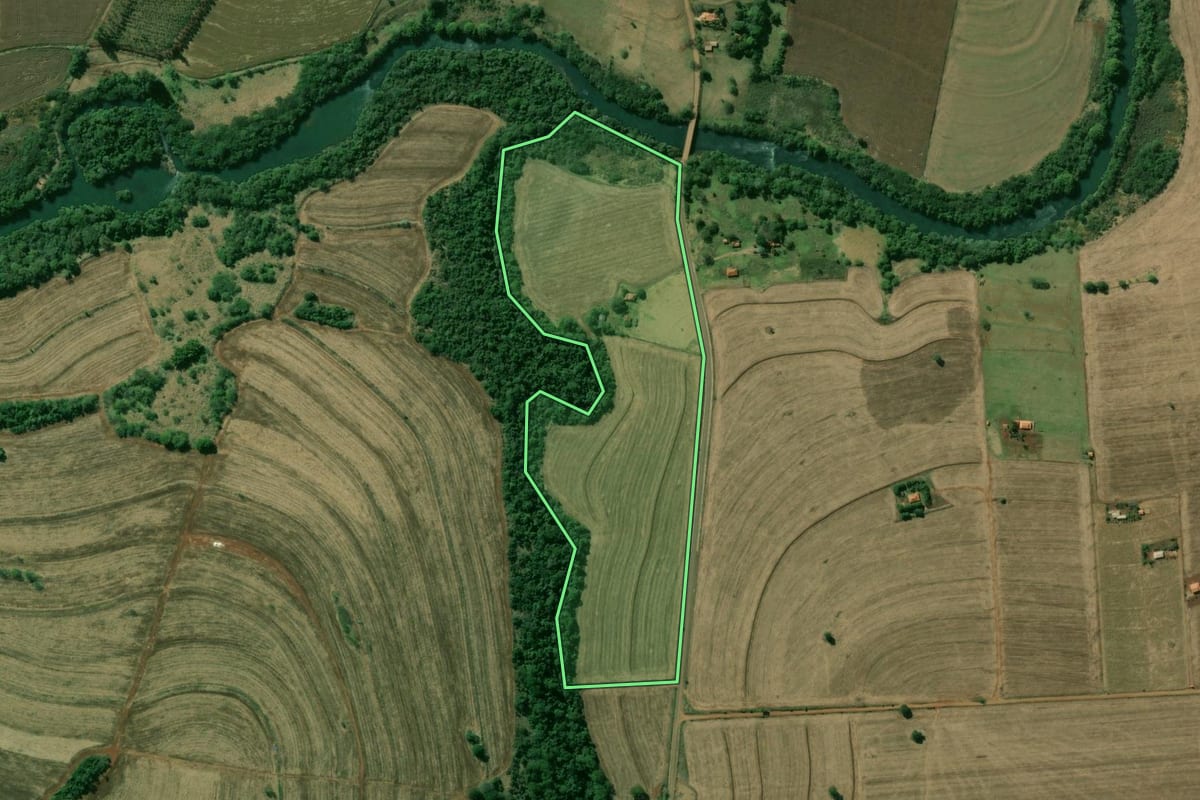 Imagem de satélite do imóvel rural em Óleo (SP), com o contorno declarado no CAR desenhado por cima.
