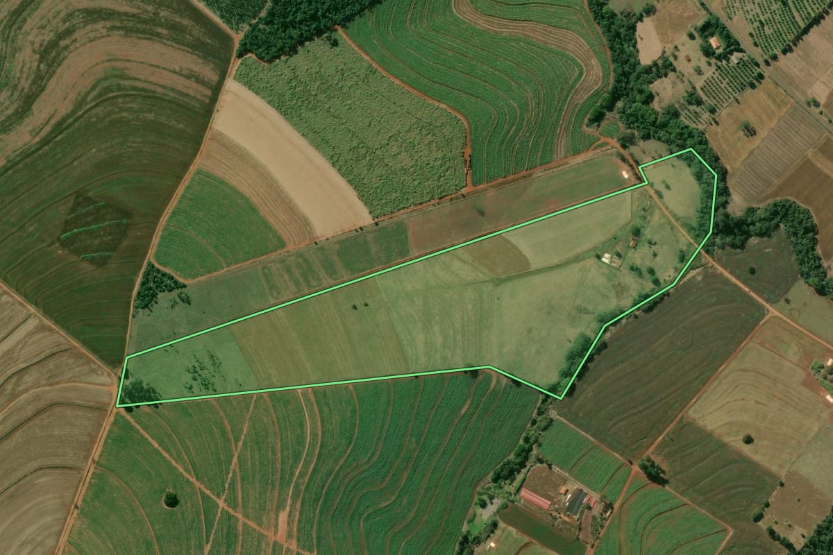 Imagem de satélite do imóvel rural em Óleo (SP), com o contorno declarado no CAR desenhado por cima.