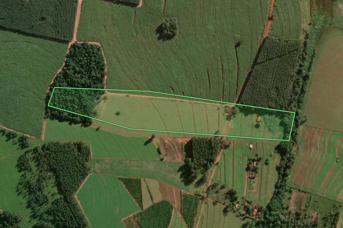 Imagem de satélite do imóvel rural em Óleo (SP), com o contorno declarado no CAR desenhado por cima.